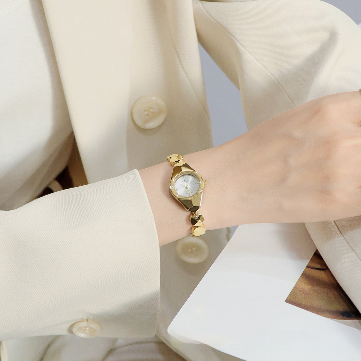 Montre élégante et minimaliste